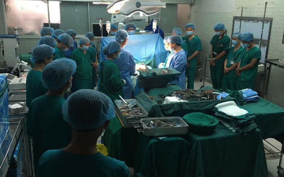 Nỗi niềm của chàng trai nhận tim hiến tặng từ thiếu nữ 18 tuổi - 2 Ê-kíp bác sĩ mặc niệm trước hành động hiến tạng của cô gái 18 tuổi