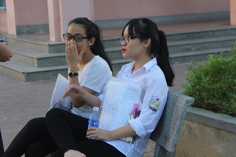 Sáng nay, hơn 330.000 thí sinh làm bài thi tổ hợp Khoa học tự nhiên - 3 Do thi liên tiếp 3 môn nên nhiều thí sinh tự chuân bị nước đem theo từ nhà để uống