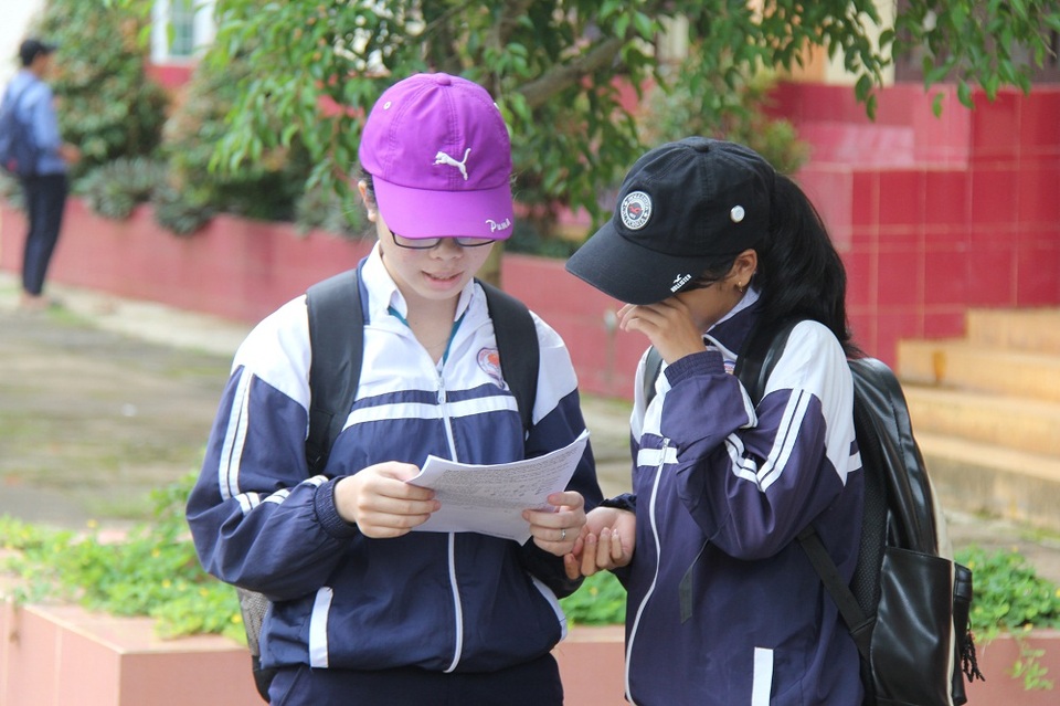 Thí sinh than đề Hóa và Lý khó, đề Sinh quá dài - 16 Thí sinh bàn luận về đề thi Sinh học (ảnh: Dương Phong)