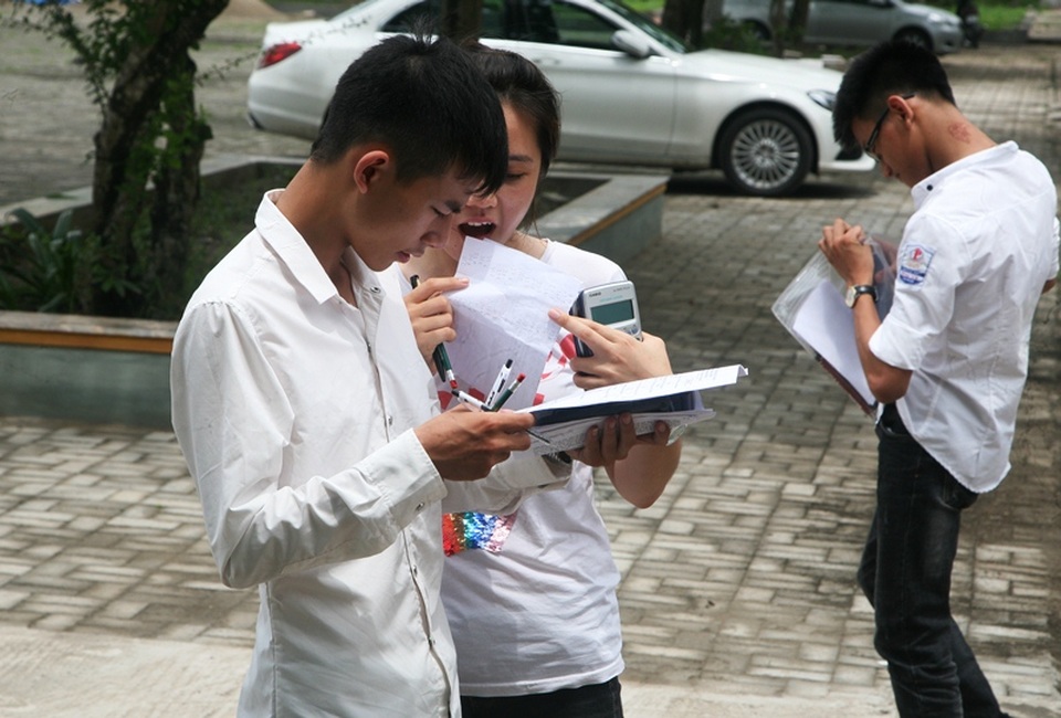 Thí sinh than đề Hóa và Lý khó, đề Sinh quá dài - 19 Các thí sinh Hà Nam trao đổi với nhau về bài thi (ảnh: Đức Văn)