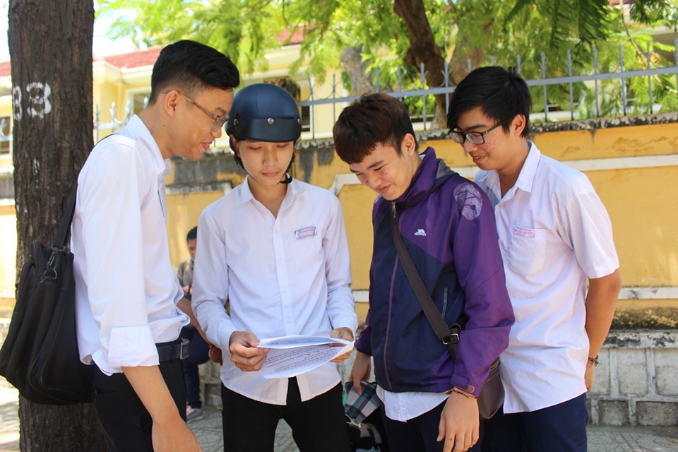 Thí sinh than đề Hóa và Lý khó, đề Sinh quá dài - 22 Thí sinh Nha Trang trao đổi sau các môn thi vào trưa 23/6 và cho rằng, đề Hóa học có 10-15 câu khó, có tính phân loại thí sinh - (Ảnh: Viết Hảo)