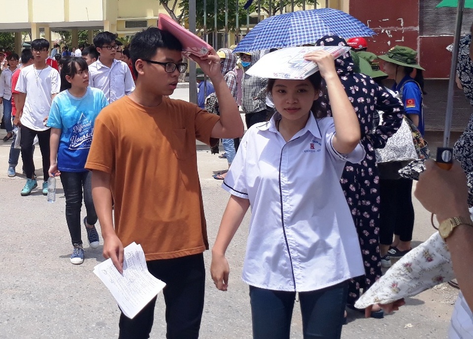 Thí sinh than đề Hóa và Lý khó, đề Sinh quá dài - 29 Ngày thi thứ 2, kỳ thi THPT quốc gia tại Thanh Hóa thời tiết nắng nóng (Ảnh: Tùng Anh)