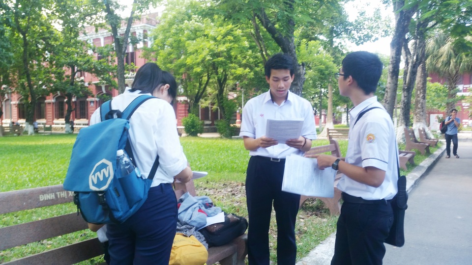 Thí sinh than đề Hóa và Lý khó, đề Sinh quá dài - 34 Các bạn thí sinh tranh thủ xem đáp án môn Sinh sau khi ra khỏi phòng thi, còn 2 môn Hóa và Lý các thí sinh đã bị thu đề lại theo quy định