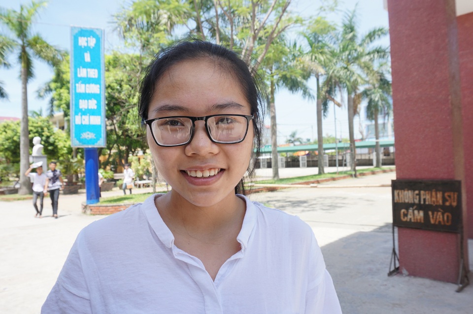 Thí sinh than đề Hóa và Lý khó, đề Sinh quá dài - 12 Thí sinh Nguyễn Thị Quỳnh Trang đánh giá đề thi tổ hợp KHTN bám sát chương trình học, nếu ôn tập kỹ thì có thể lấy được 5-6 điểm