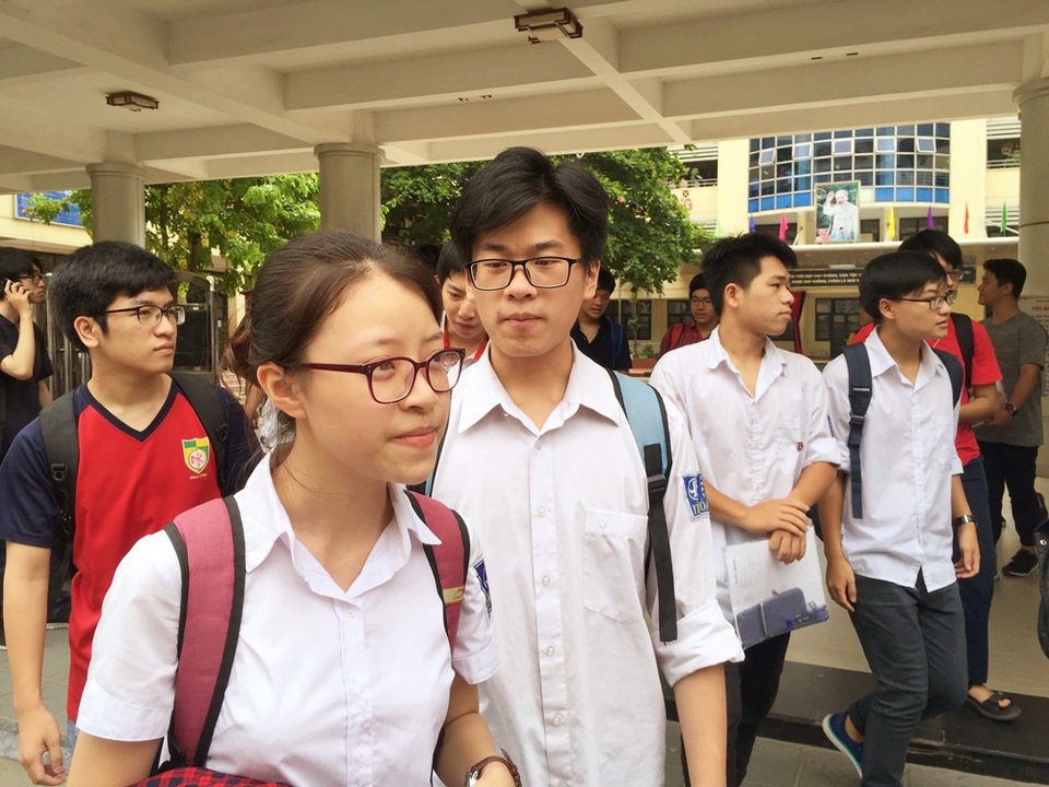 Thí sinh than đề Hóa và Lý khó, đề Sinh quá dài - 4 Các thí sinh kết thi bài thi tổ hợp đầu tiên với tâm trạng thoải mái. (Ảnh: Lệ Thu)