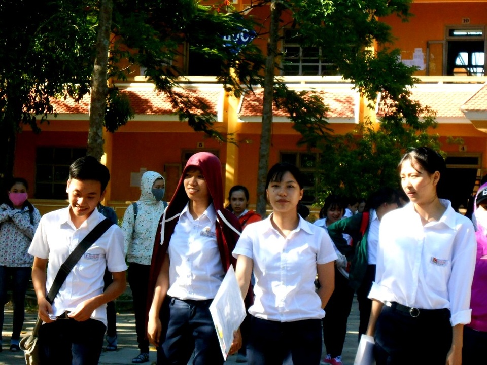 Đề thi tiếng Anh vừa tầm - 15
Các thí sinh ở điểm thi Hội An cho rằng phần đọc hiểu môn tiếng Anh dài và khó. (Ảnh: Công Bính)