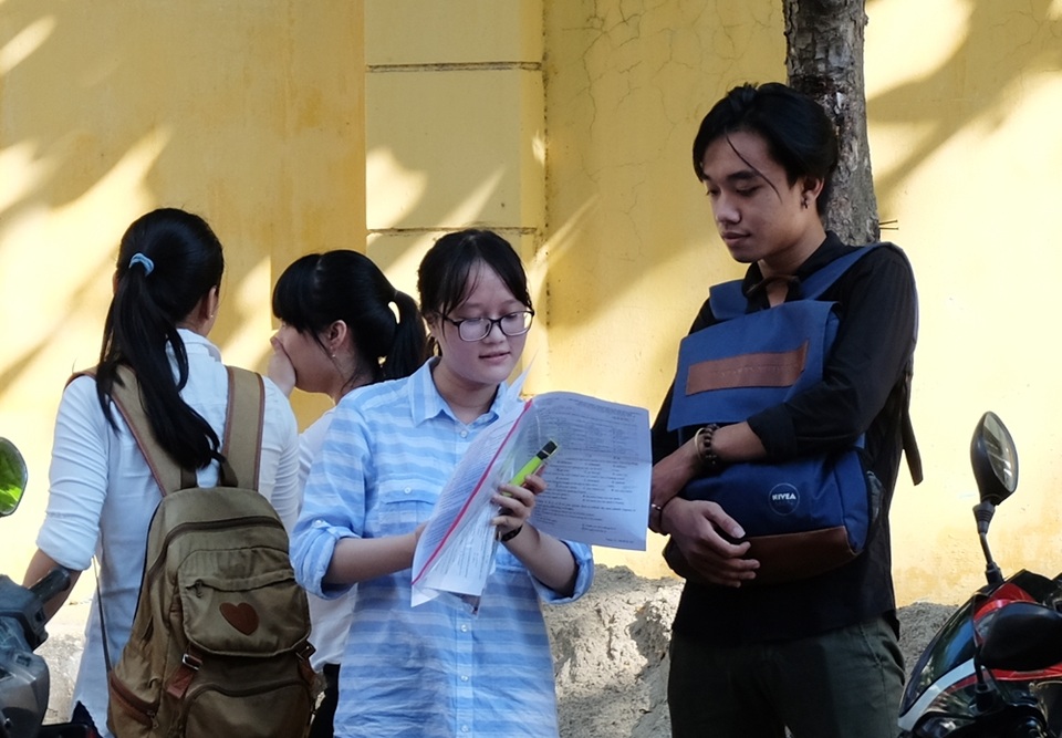 Đề thi tiếng Anh vừa tầm - 17
Thí sinh trao đổi tình hình làm bài sau buổi thi môn Ngoại ngữ. (Ảnh: Khánh Hiền)