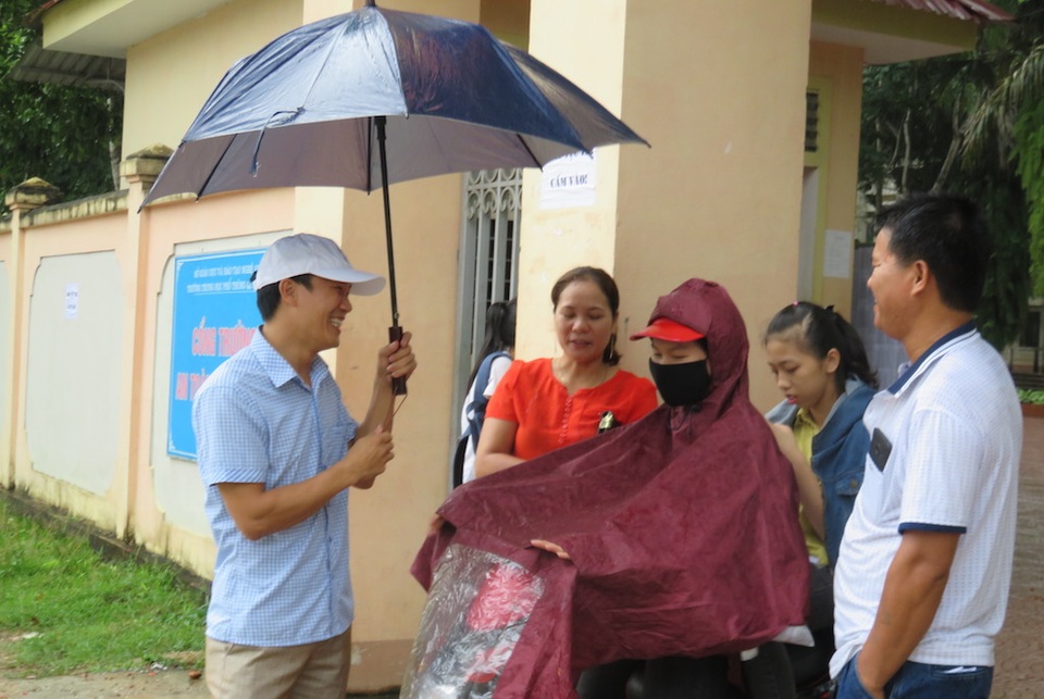 Đề thi tiếng Anh vừa tầm - 19 Chiều tối 22/6, tại huyện miền núi cao Quỳ Châu kết thúc môn Toán đã phải đội mưa về nhà (Ảnh: Nguyễn Duy)