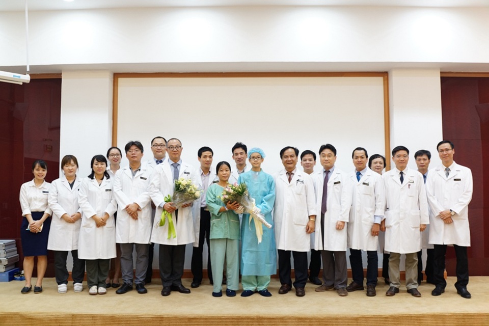 Kíp phẫu thuật ghép gan chúc mừng hai mẹ con chị Huyền – cháu Toàn trong ngày xuất viện
