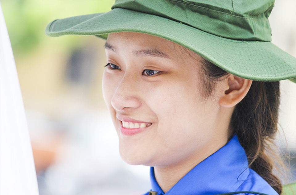 Nụ cười thiếu nữ tình nguyện xua tan nắng nóng mùa thi - 1
Nét đẹp giản dị của thiếu nữ tình nguyện.