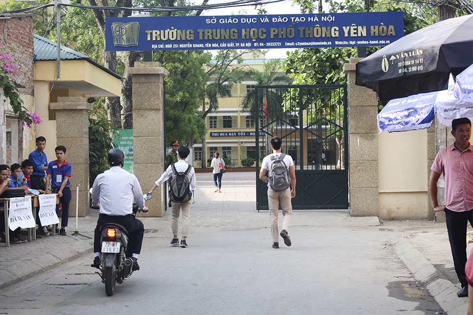 Nhiều thí sinh đến khá sát giờ thi. (Ảnh: Phạm Ngoan)