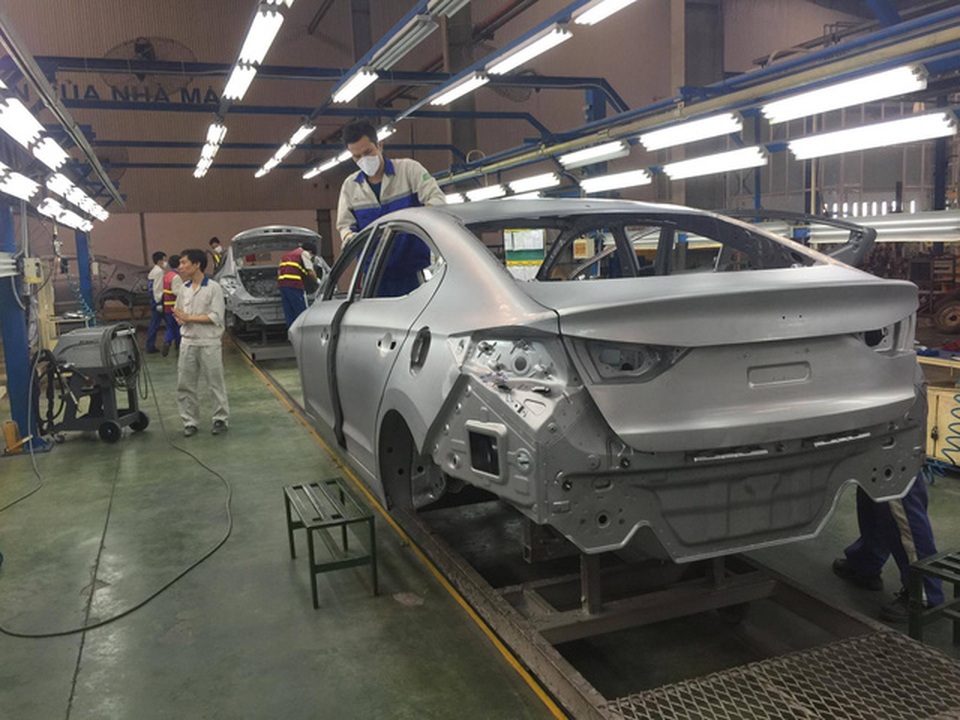 Giá giảm liên tục, Việt Nam vẫn là nước đa số dân chưa có ô tô - 2
Việc sản xuất, lắp ráp ô tô trong nước bị hạn chế, ảnh hưởng đến tỉ lệ nội địa hóa và các loại xe nhập khẩu vẫn chiếm số lượng lớn.