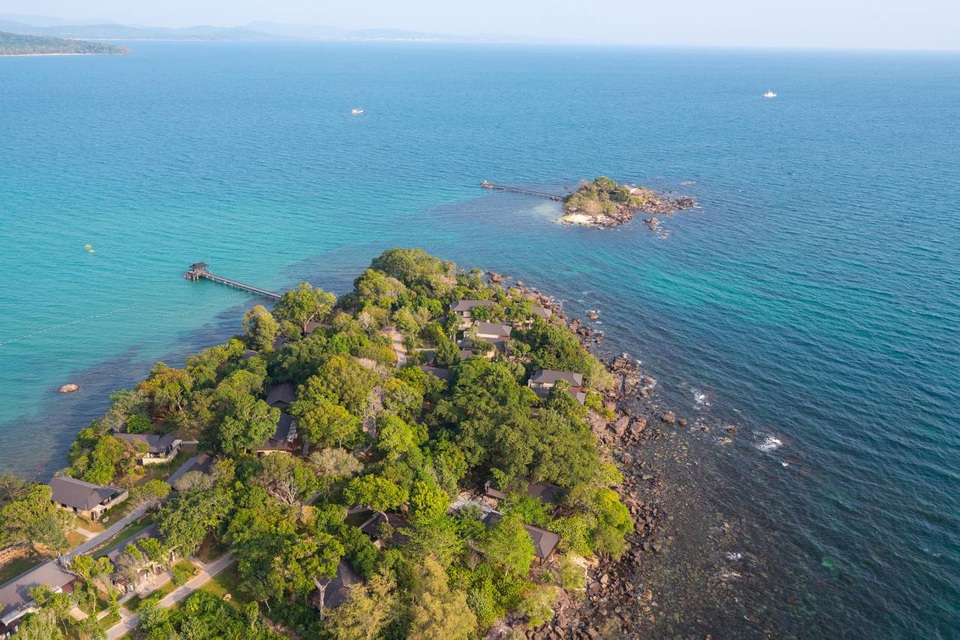 Khám phá A&B Central Square, nhận ngay kỳ nghỉ miễn phí tại Nam Nghi Resort - 1 Nam Nghi Resort Phú Quốc tọa lạc tại bãi biển Cửa Cạn, phía Bắc Đảo Phú Quốc, trên bán đảo Móng Tay 3 mặt giáp biển. Tất cả 40 biệt thự, và 63 phòng khách sạn của Nam Nghi đều có hướng nhìn ra biển, và nằm tách biệt nhau, tạo sự riêng tư tối đa.