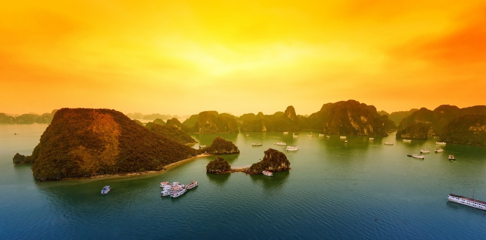 Quảng Ninh - Nơi “đại gia” hội tụ - 1 Vịnh Hạ Long – kì quan thiên nhiên thế giới