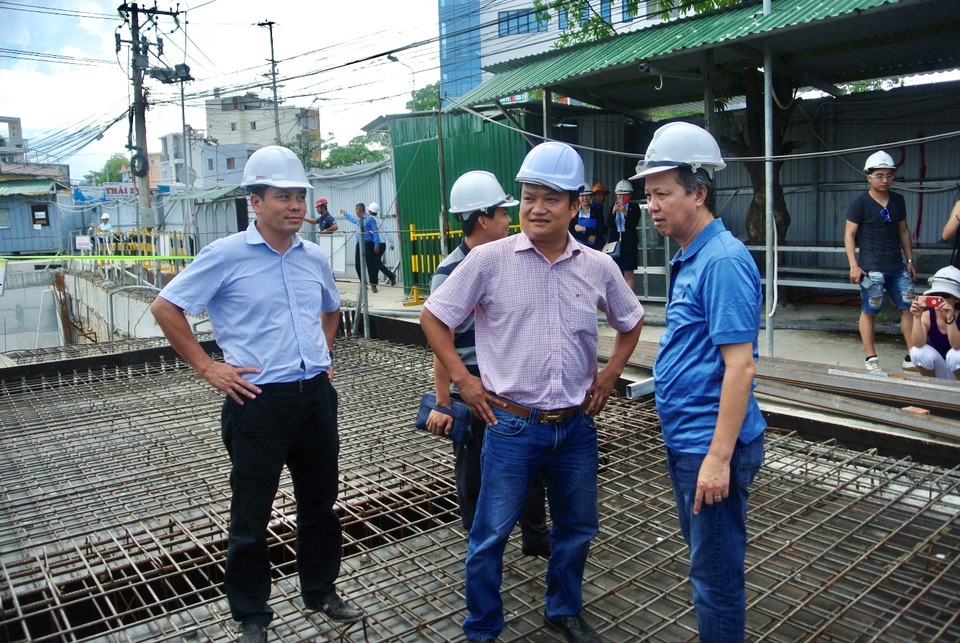 Ông Nguyễn Trần Nam – Chủ tịch Hiệp hội Bất động sản Việt Nam và ông Trần Anh Tài – Chủ tịch Hội đồng Quản trị Tập đoàn Đầu tư P.H kiểm tra tiến độ dự án