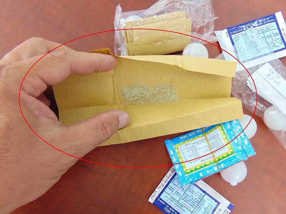 Đã khám bệnh chui còn bán thuốc lụi - 2 Đã khám bệnh chui còn bán thuốc lụi - 2