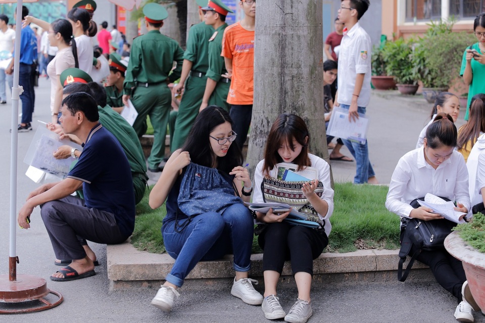 Chùm ảnh: Nhìn lại hành trình vượt vũ môn của các thí sinh THPT 2017 - 1 Những thí sinh đến sớm tranh thủ xem lại thông tin và ôn bài trước khi vào phòng thi