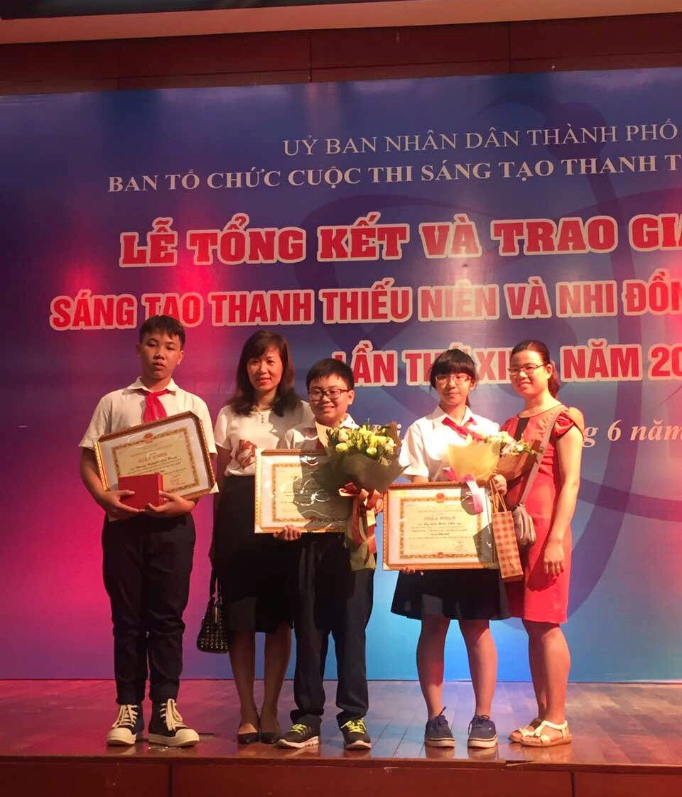 Nhóm học sinh Hà Nội chế tạo mô hình tai người phục vụ môn Sinh học - 1 Nhóm tác giả chế tạo mô hình tai người nhận giải Đặc biệt Cuộc thi Sáng tạo thanh thiếu niên nhi đồng Hà Nội lần thứ 13.