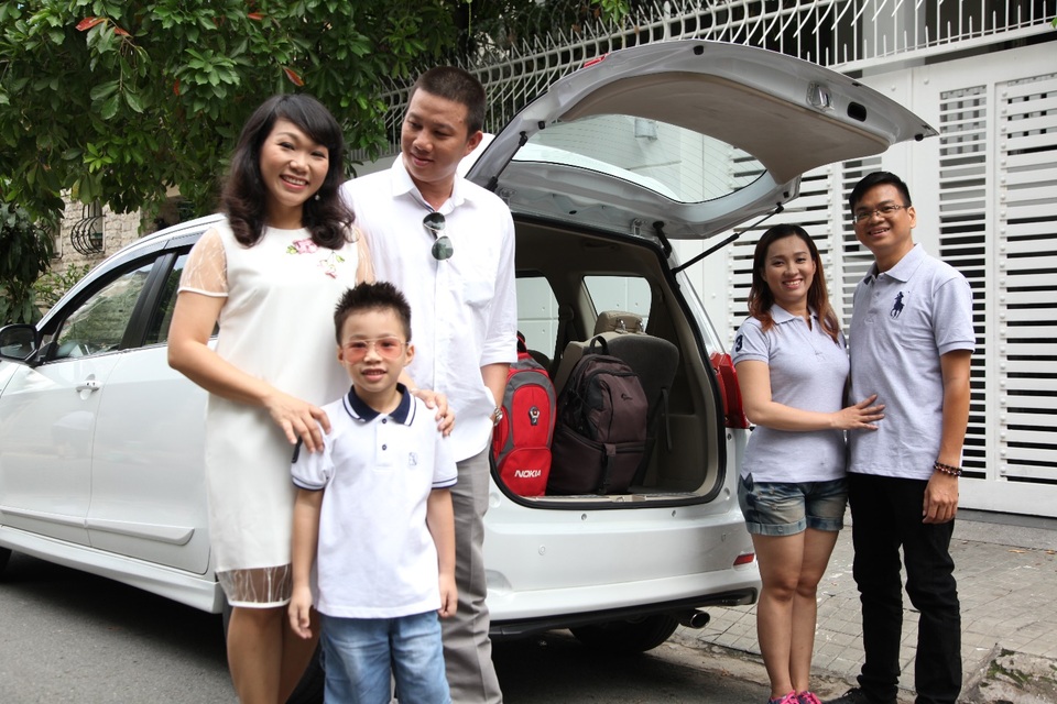 Xe nhập 7 chỗ, giá rẻ, tiết kiệm xăng: Có hay không? - 1 Chất xong hành lý vào khoang sau, các thành viên sẵn sàng lên đường