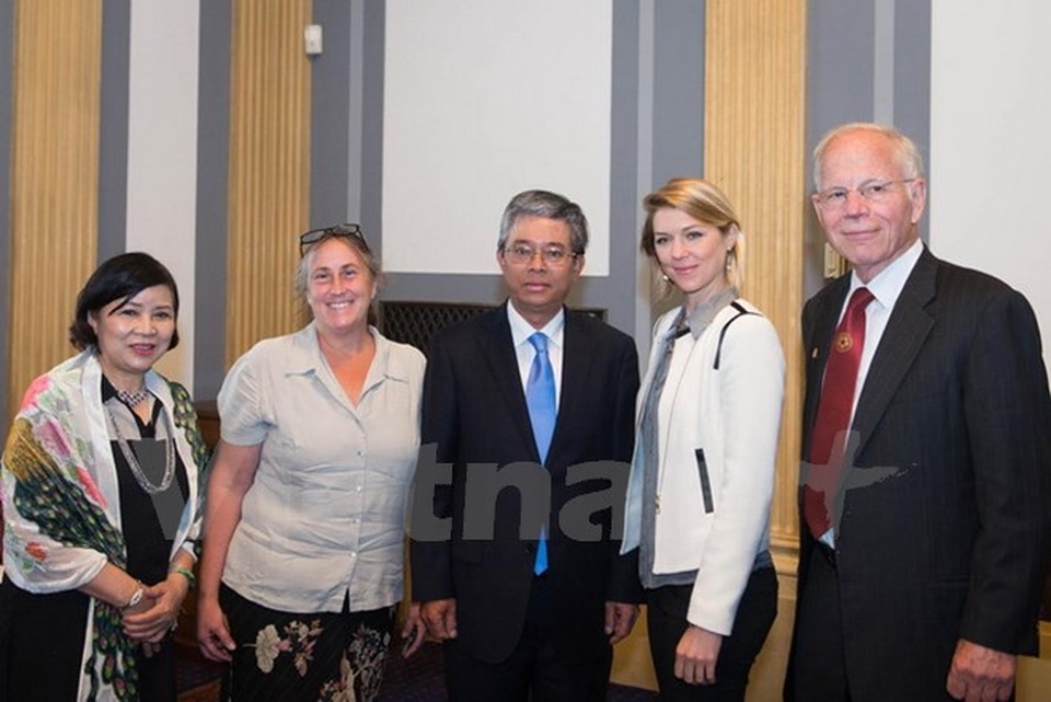 
 Đại sứ Phạm Quang Vinh và Phu nhân chụp ảnh với nhóm làm phim. (Ảnh: Đoàn Hùng-Thanh Tuấn/Vietnam+)
