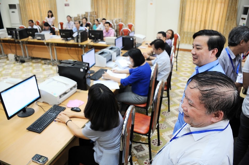 Hà Nội: Thí sinh không bị mất điểm với câu hỏi “thấu cảm” trong đề Văn - 1 Thứ trưởng Bùi Văn Ga kiểm tra tiến độ chấm thi tại Hội đồng chấm trắc nghiệm.