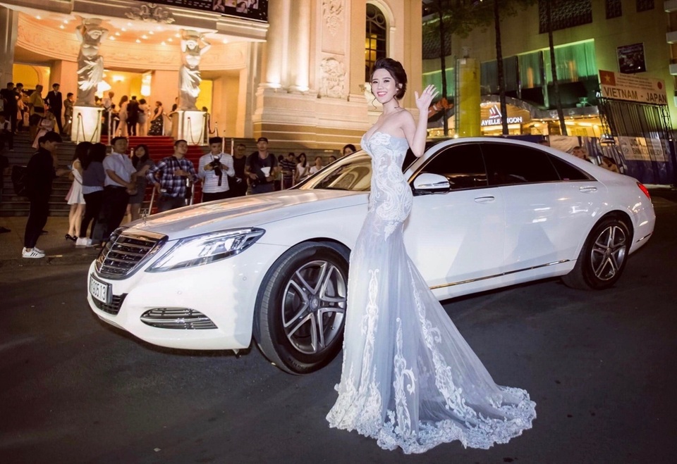 Mê mẩn với cơ thể nóng bỏng của Á hậu doanh nhân Phương Suri - 1
Á khôi doanh nhân Phương Suri nổi bật trong chiếc đầm dạ hội thiết kế tinh tế khoe trọn thân hình gợi cảm
