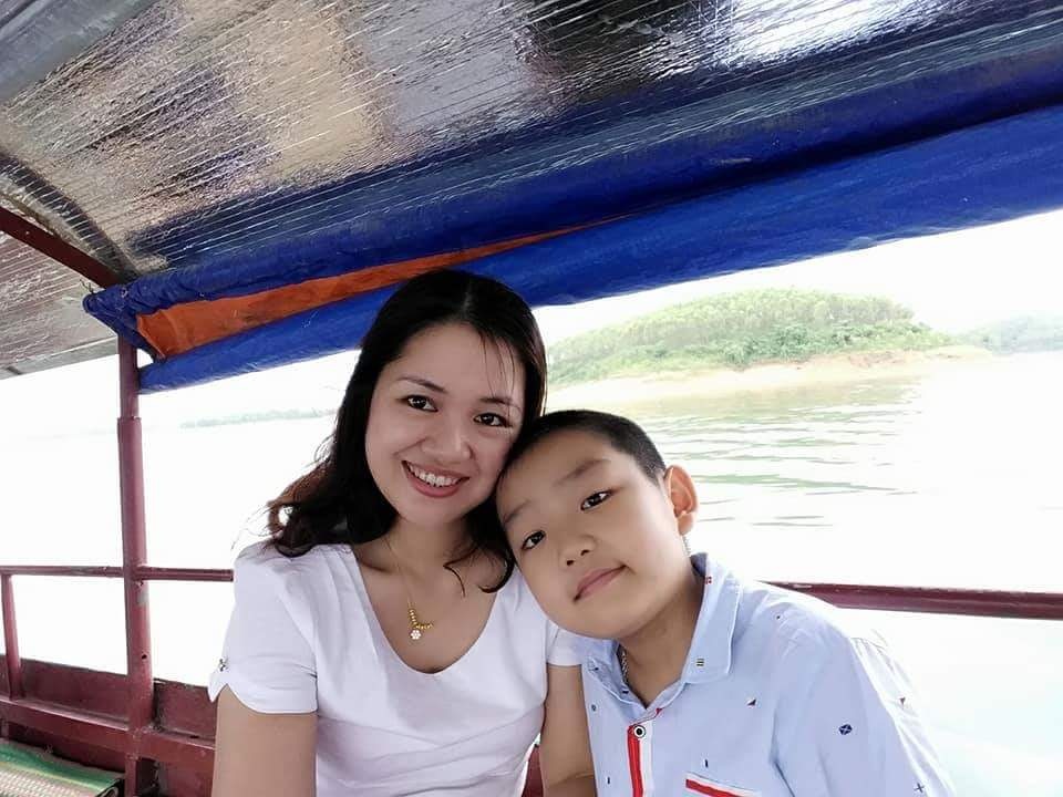 Có một mẹ chồng không giống phim: Tự đun nước, gội đầu cho con dâu - 2 Chị Phương Nga và con trai (Ảnh: Nhân vật cung cấp).