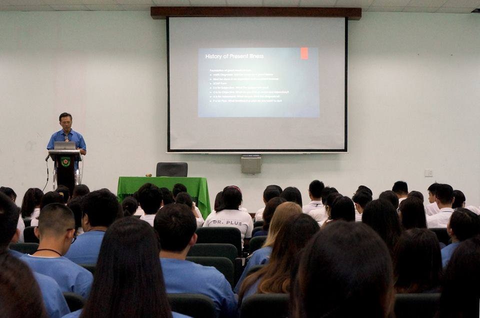 Sinh viên trong buổi huấn luyện lý thuyết lâm sàng tại Đại học Tân Tạo.