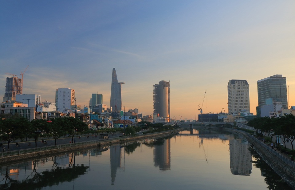 Khám phá một nét văn hóa Sài Gòn qua những chuyển động quanh bến Vân Đồn - 1 Bình minh trên sông Sài Gòn