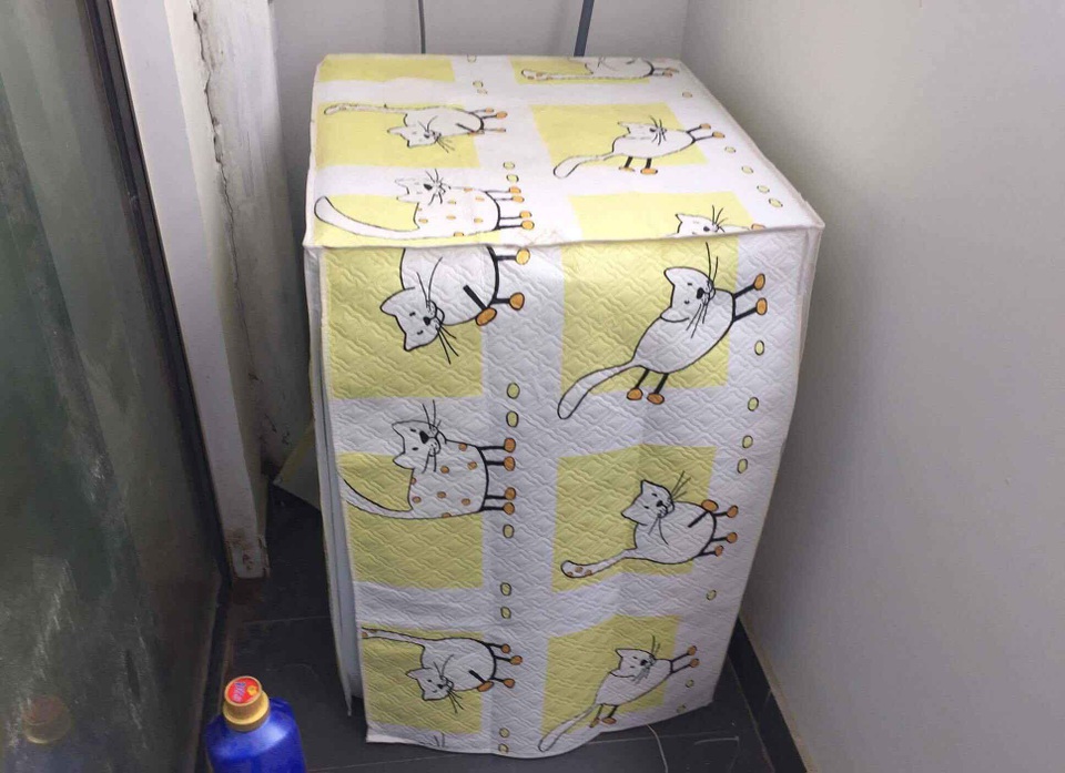 Mánh bán kèm kiếm tiền triệu mỗi ngày của shipper - 2
Nhân viên giao hàng tư vấn cho khách mua thêm áo máy giặt để bảo vệ máy tốt hơn với giá 150.000 đồng/sản phẩm