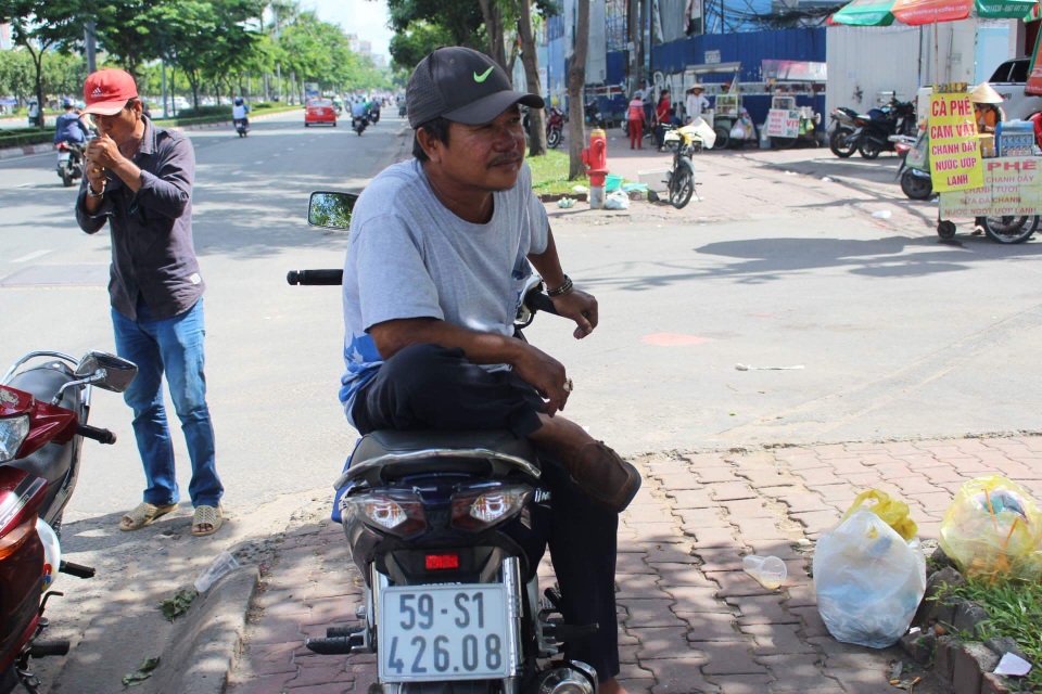 “Cuộc chiến” xe ôm: Cảnh “khốn cùng” không ngờ của xe ôm “vẫy” - 2 Xe ôm truyền thống đang lao đao, nồi cơm bị vơi đi đáng kể sau khi xe ôm công nghệ ra đời.