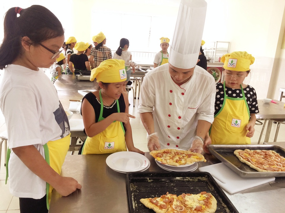 Vào hè, học sinh tiểu học hóa “đầu bếp nhí” - 1 Các em thích thú học nấu ăn dưới sự hướng dẫn của đầu bếp chuyên nghiệp.