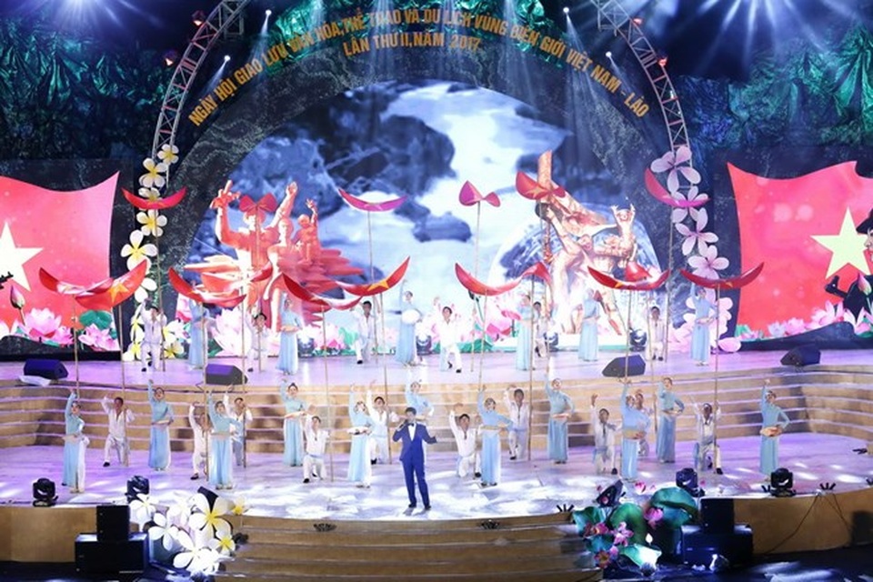 
Các tiết mục biểu diễn văn nghệ chào mừng Ngày hội giao lưu văn hóa, thể thao và du lịch vùng biên giới Việt Nam-Lào. Ảnh: TTXVN
