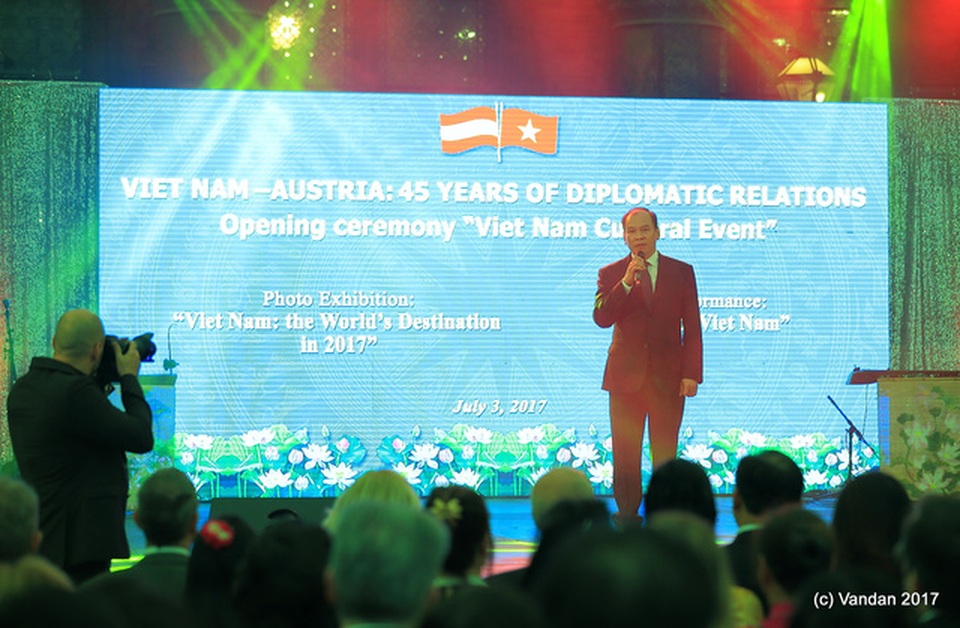 Ngày văn hóa Việt Nam tại Cộng hòa Áo - 2 Ông Vũ Việt Anh, Đại sứ đặc mệnh toàn quyền của Việt Nam tại Cộng hòa Áo.