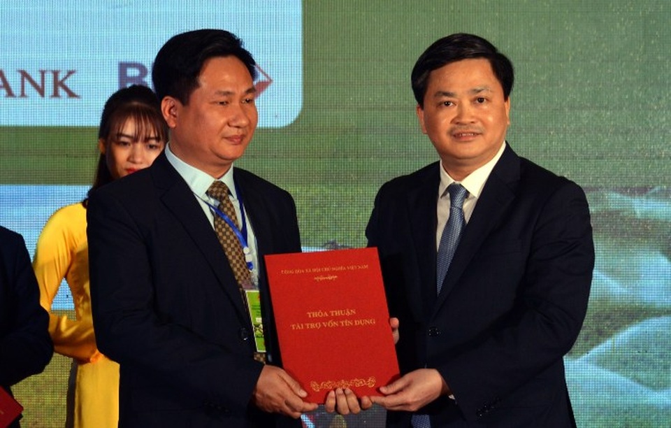 VietinBank khơi nguồn vốn xúc tiến đầu tư - 1 Tổng Giám đốc VietinBank Lê Đức Thọ trao tài trợ vốn cho doanh nghiệp Ảnh: XN