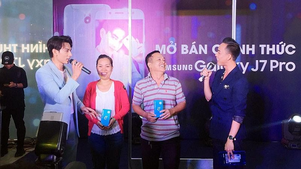 Cứ 5 giây, Thế Giới Di Động bán được 01 J7 Pro - 1 Với kỷ lục 5 giây/ máy, J7 Pro đã lập ra kỷ lục mở bán mới tại Thế Giới Di Động