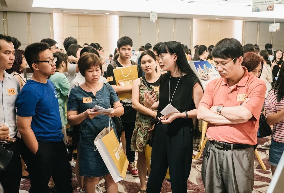 Những lưu ý đặc biệt quan trọng để “săn” học bổng Mỹ thành công - 1
Chị Đào Thu Hiền, cựu sinh viên ĐH Harvard danh tiếng (áo đen) nhấn mạnh tầm quan trọng của việc chọn trường.