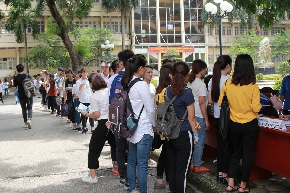 Thí sinh nói gì về đề thi năng khiếu Báo chí năm nay? - 1
Các em thí sinh có mặt tại các khu vực thi chiều 8/7. (Nguồn: CLB Báo chí truyền thông- CJC)