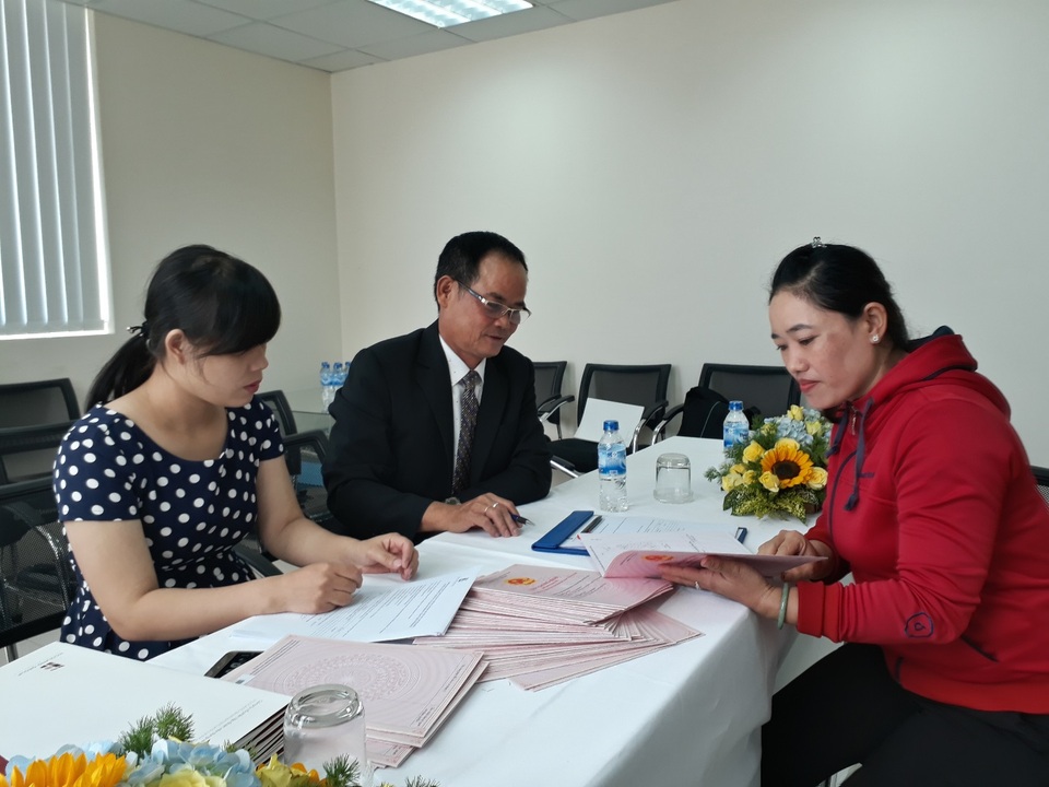 Chung cư Vicoland Đà Nẵng bàn giao sổ hồng cho cư dân - 1 Cư dân chung cư Vicoland Đà Nẵng ký nhận sổ hồng