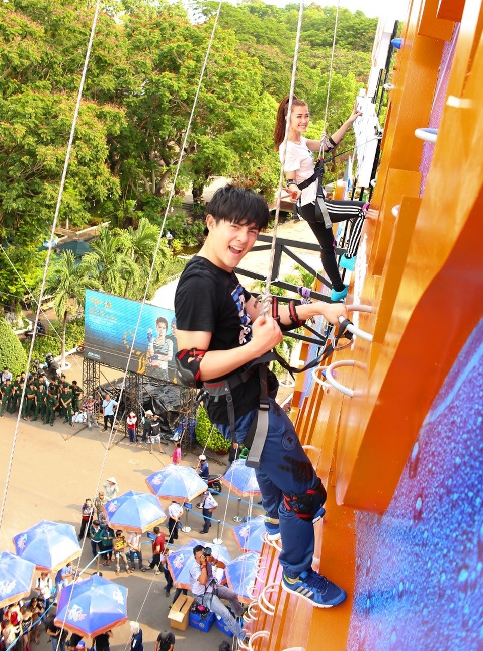 Năm 2015, Đông Nhi cùng Ông Cao Thắng là một trong những gương mặt đầu tiên chinh phục bức tường Tiger cao 25m. Lần đầu “đánh thức bản lĩnh” nhưng nữ ca sỹ đã thể hiện kỹ năng không hề thua kém các vận động viên chuyên nghiệp