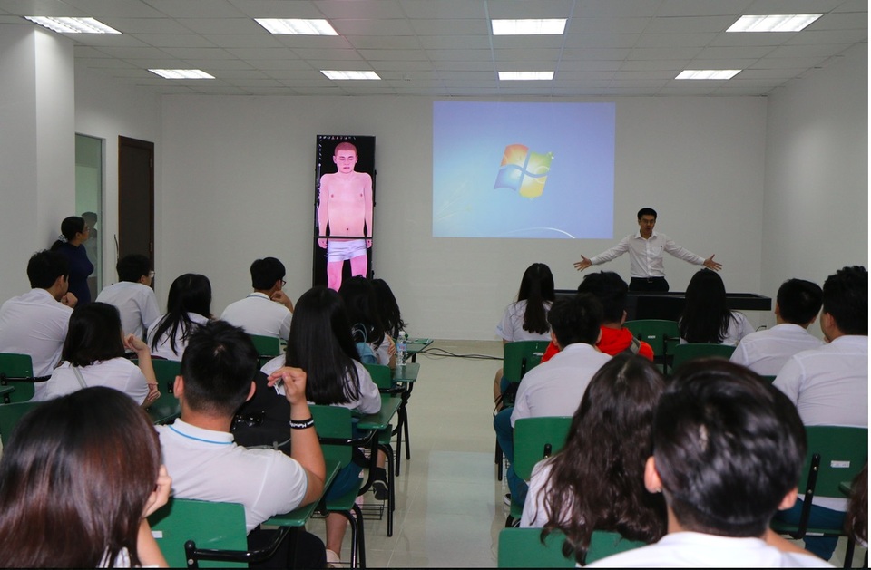 Khoa Y Đại học Tân Tạo tuyển sinh 200 chỉ tiêu ngành Y Đa khoa năm 2017 - 1 Điểm đặc biệt của chương trình là sinh viên sẽ được giảng dạy bằng song ngữ Anh - Việt, áp dụng công nghệ giảng dạy giải phẫu hiện đại bậc nhất thế giới vào công tác dạy và học.