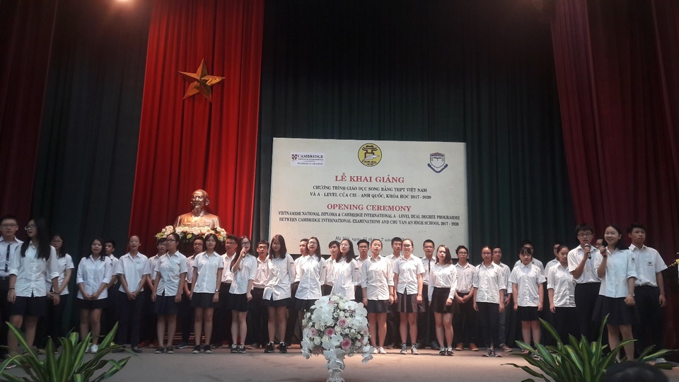 Hà Nội: Khai giảng đào tạo song bằng tú tài Trung học phổ thông - 1
50 học sinh đầu tiên của chương trình đào tạo song bằng hát trong lễ khai giảng
