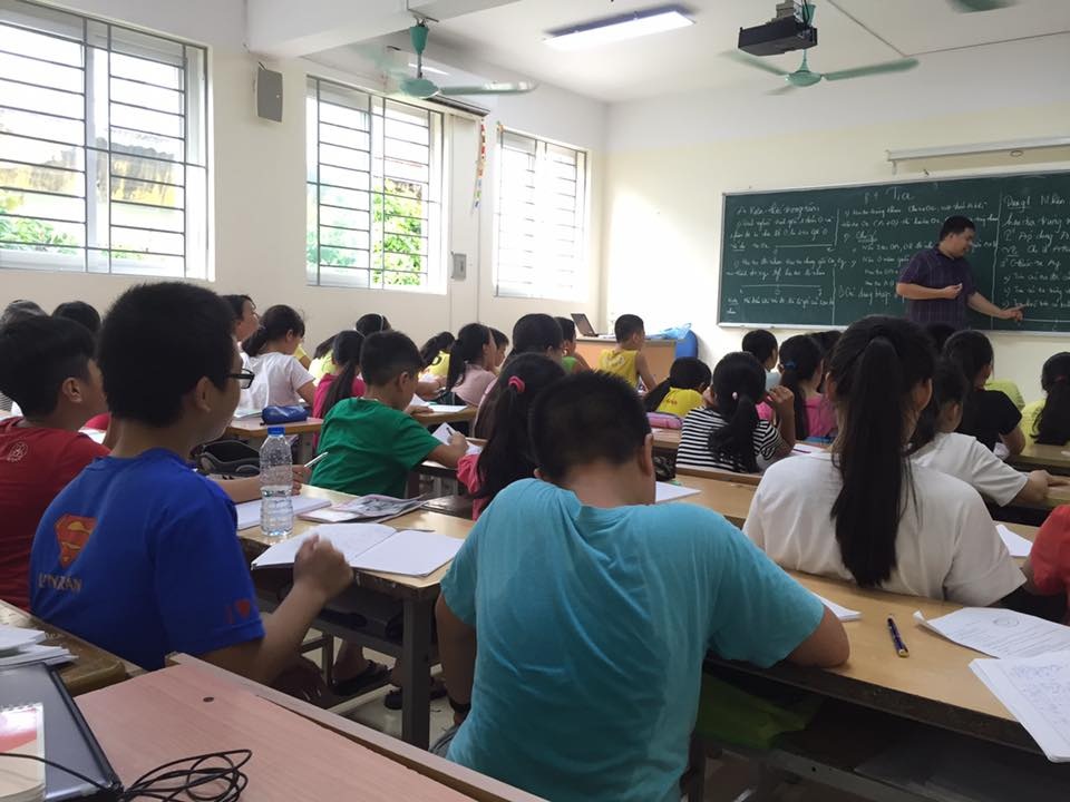 Thêm cẩm nang giúp học sinh luyện thi vào THPT Chuyên ngoại ngữ - 1
Thầy giáo Nguyễn Cảnh Duy tại lớp học ôn thi vào Chuyên Ngoại Ngữ.