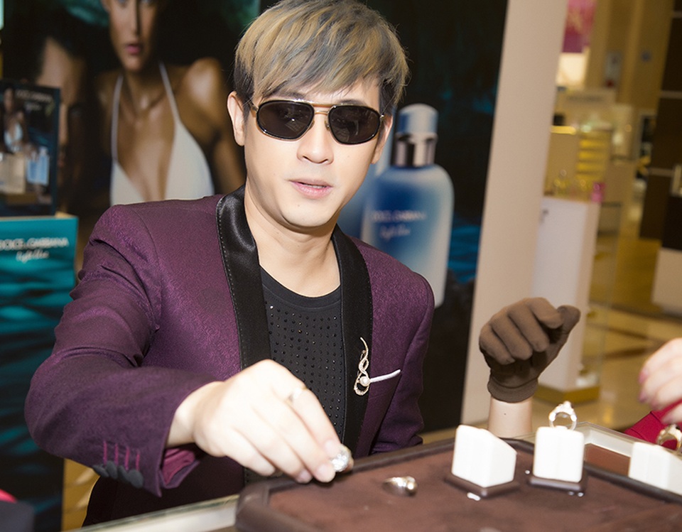 Nguyên Vũ hứng thú với một kiểu nhẫn ngọc trai dành cho nam