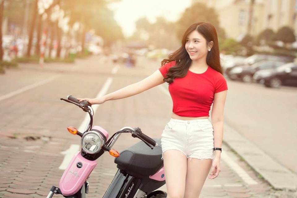 Phản ứng của Thanh Bi "Người phán xử" khi trở thành người thứ 3 - 2 Hotgirl 9X cho rằng ngoài người thứ 3, người đàn ông cũng có lỗi và phải chịu trách nhiệm.