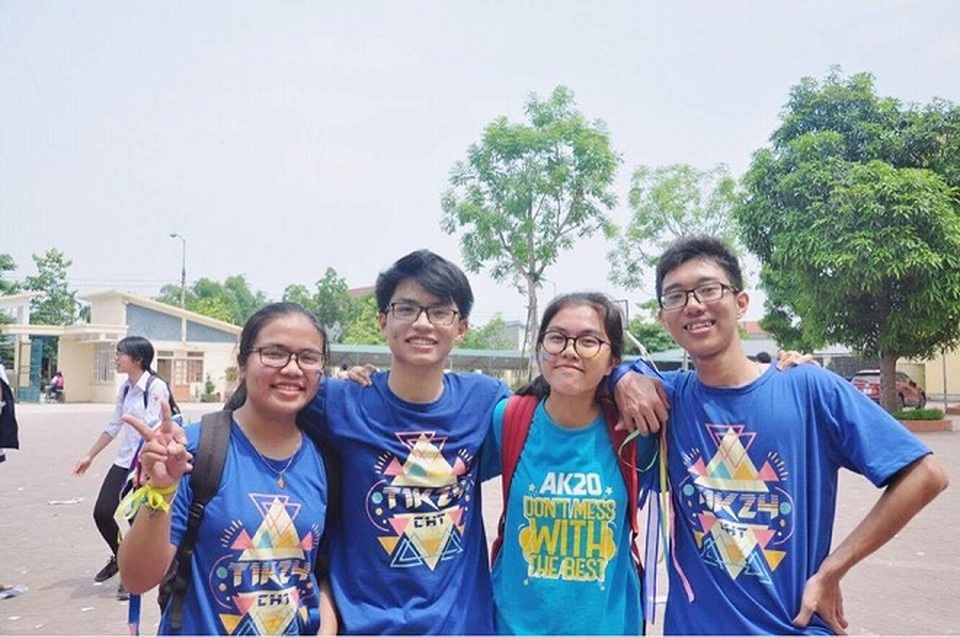 Thí sinh duy nhất được tuyển thẳng vào Học viện Hậu cần từ chối nhập học - 2 Minh Tuấn (ngoài cùng bên phải) khá hòa đồng với bạn bè, luôn đề cao tính tự học. (Ảnh NVCC)