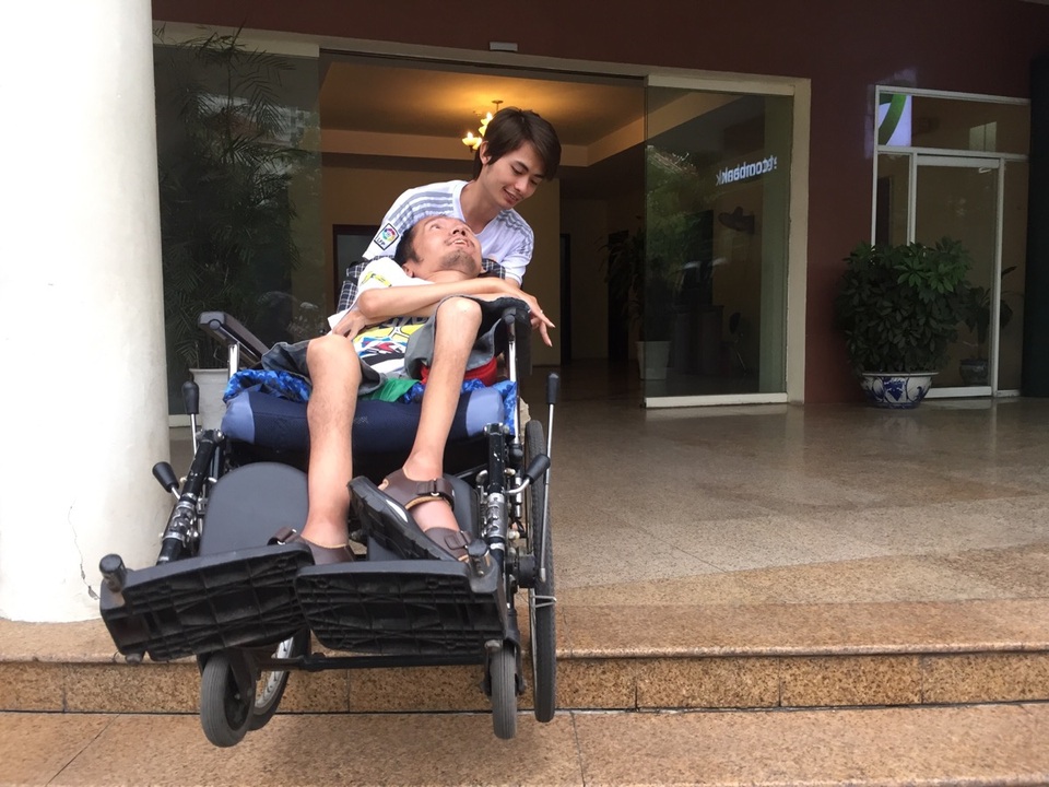 Hành trình thực hiện ước mơ Lập trình viên của chàng trai khuyết tật - 1 Anh Lâm gặp vô vàn khó khăn trong cuộc sống đời thường từ ăn uống, đi lại đến sinh hoạt cá nhân...