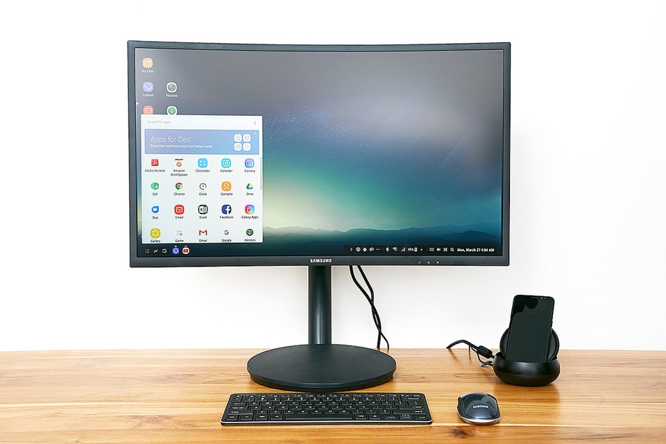 Samsung DeX, rút ngắn khoảng cách giữa điện thoại và máy tính - 1 Khả năng kết nối linh hoạt biến Samsung DeX thành một “phù thuỷ công nghệ” quyền năng, đủ sức tạo ra máy tính mạnh mẽ từ chính “dế cưng” Galaxy S8|S8+ của bạn.
