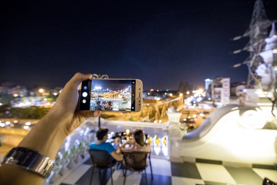 Đêm Hà Nội, đi đâu để check-in? - 1 Khung cảnh Hà Nội về đêm đẹp long lanh qua camera chụp ảnh tối đỉnh cao Galaxy J7 Pro