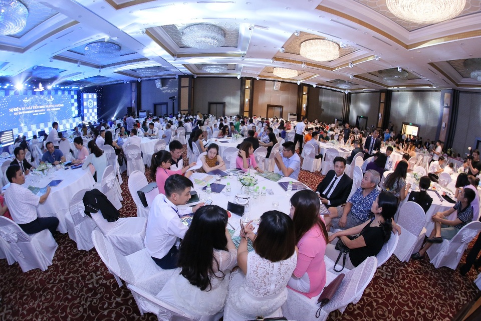 Đội ngũ chuyên viên tư vấn trong buổi mở bán tiểu khu Hướng Dương – Vinhomes Riverside – The Harmony